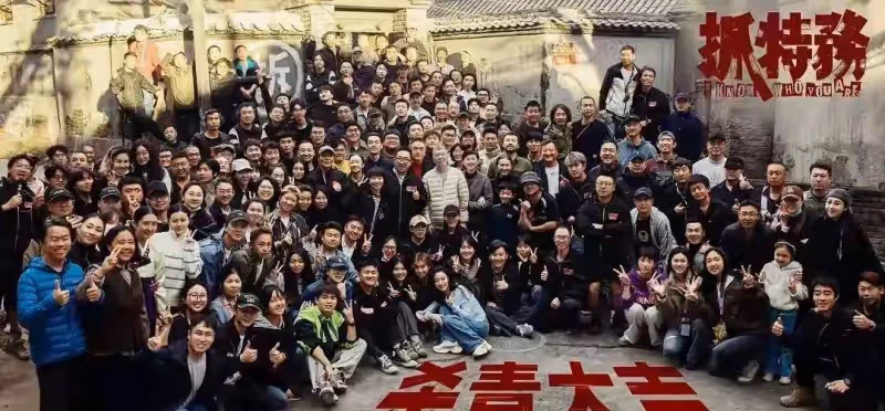 馮小剛闢謠美國房屋被燒毀!一直在海口拍戲徐帆也在,女兒已回國