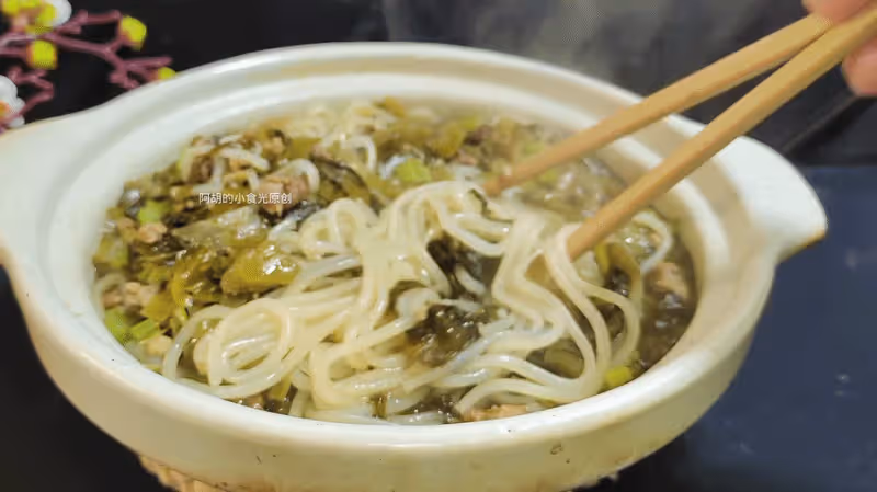 天冷不想炒菜時,就喜歡這樣煮一鍋!熱乎暖身、爽滑又扛餓,省錢省事味道十足