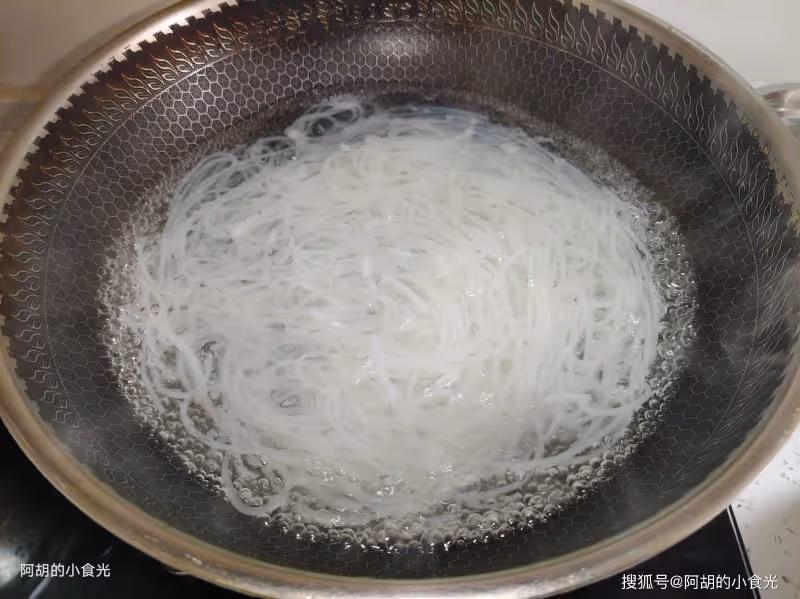 天冷不想炒菜時,就喜歡這樣煮一鍋!熱乎暖身、爽滑又扛餓,省錢省事味道十足