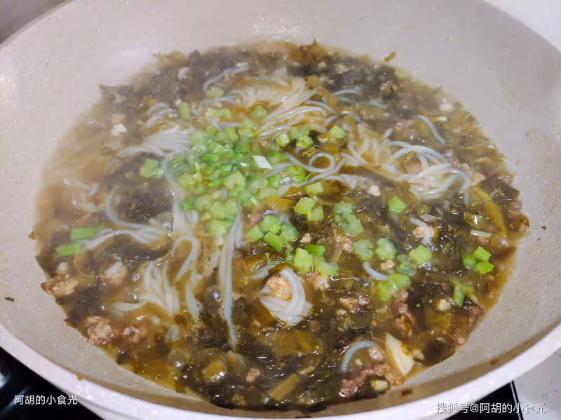 天冷不想炒菜時,就喜歡這樣煮一鍋!熱乎暖身、爽滑又扛餓,省錢省事味道十足