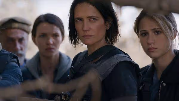 性感女神隔18年再合作《007》導演　「全女性美軍」飛阿富汗救人