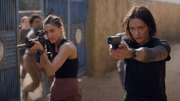 性感女神隔18年再合作《007》導演　「全女性美軍」飛阿富汗救人