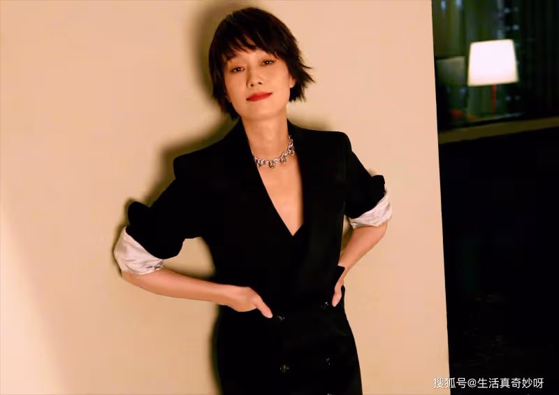 外表是仙女,私下裡卻是「老煙槍」五位女著名演員,劉亦菲出人意料