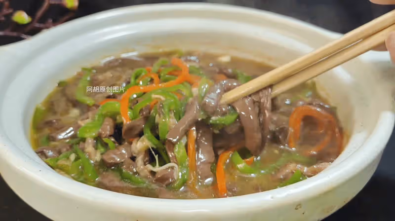 天冷就適合來這一鍋,賽過吃魚吃肉!食材簡單、嫩到在嘴裡打滑,熱乎乎地吃個精光