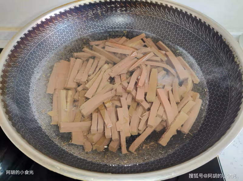 天冷就適合來這一鍋,賽過吃魚吃肉!食材簡單、嫩到在嘴裡打滑,熱乎乎地吃個精光
