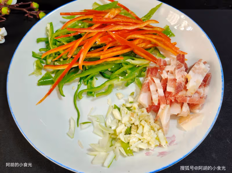 天冷就適合來這一鍋,賽過吃魚吃肉!食材簡單、嫩到在嘴裡打滑,熱乎乎地吃個精光