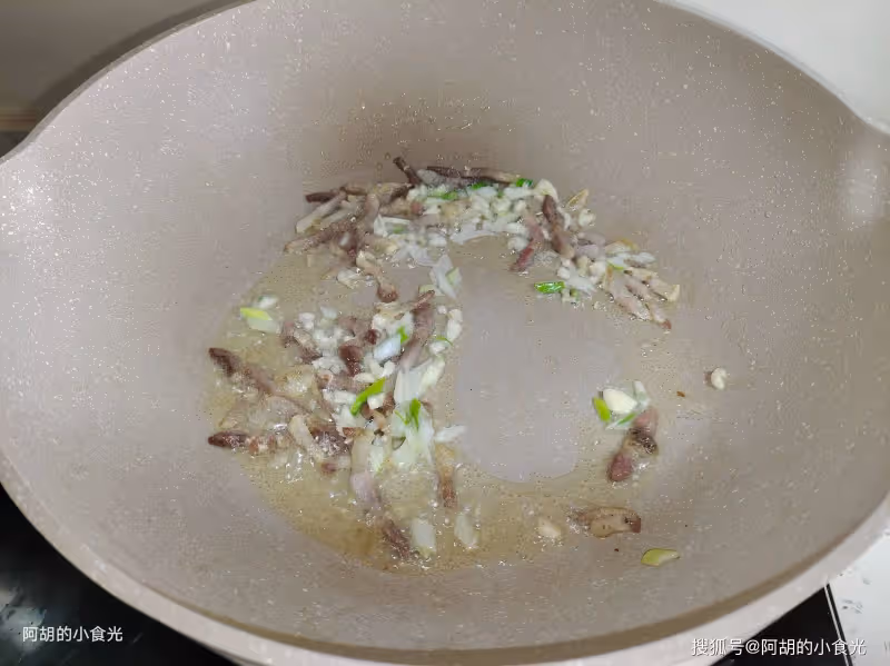 天冷就適合來這一鍋,賽過吃魚吃肉!食材簡單、嫩到在嘴裡打滑,熱乎乎地吃個精光
