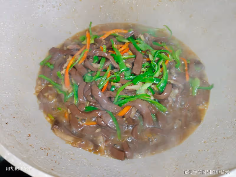 天冷就適合來這一鍋,賽過吃魚吃肉!食材簡單、嫩到在嘴裡打滑,熱乎乎地吃個精光
