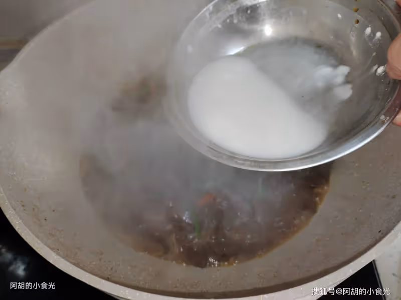 天冷就適合來這一鍋,賽過吃魚吃肉!食材簡單、嫩到在嘴裡打滑,熱乎乎地吃個精光