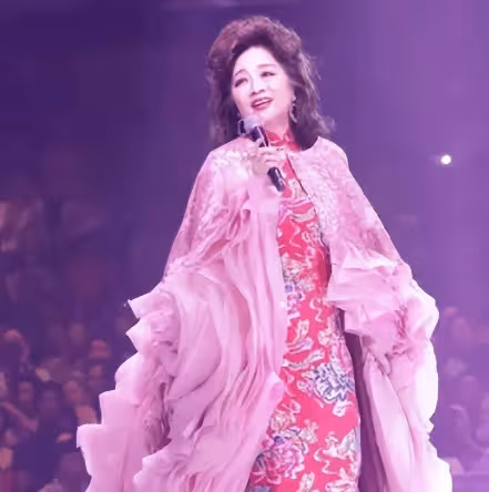 她寧願離婚也不願改變中國國籍,春晚為她破例,75歲仍單身