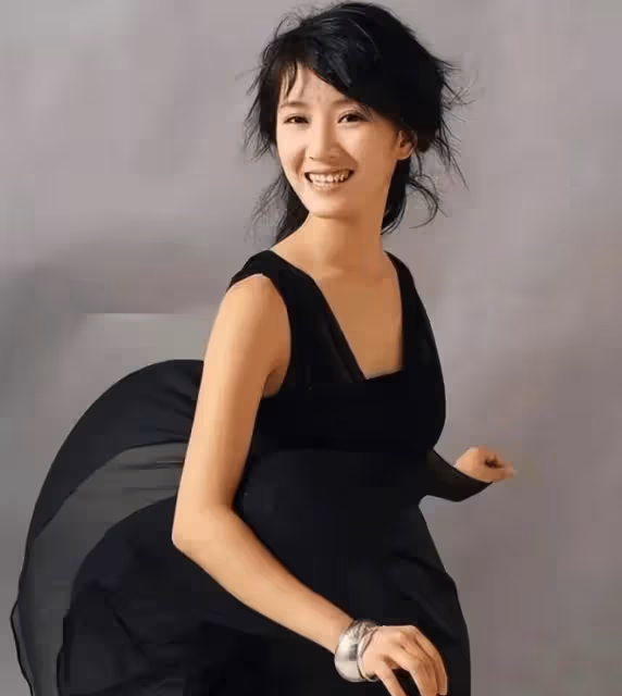 想不到陳格竟是陳道明的女兒,難怪這麼紅,如今34美的驚為天人