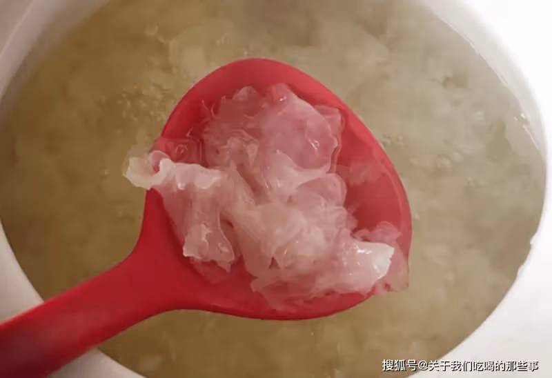 銀耳只用清水洗，髒東西難洗凈！學會一招，銀耳乾淨衛生無雜質