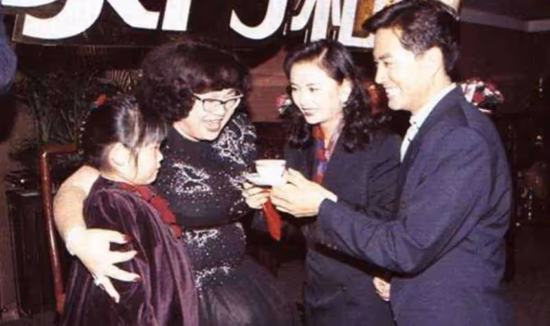 亞視小生陳庭威現身內地公司年會，保養得宜又親民，早年風評欠佳