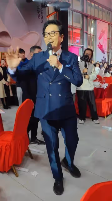 亞視小生陳庭威現身內地公司年會,保養得宜又親民,早年風評欠佳