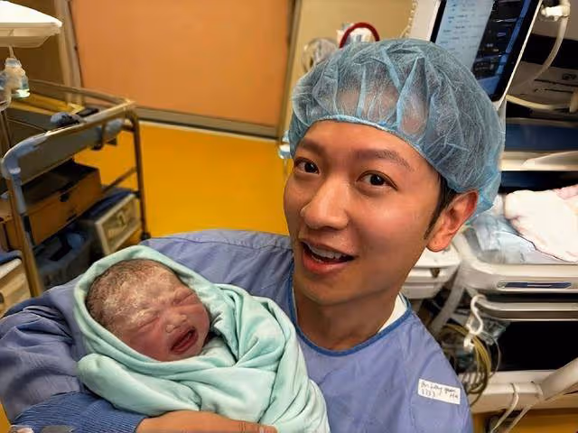 恭喜!香港知名男星當爸,妻子提前剖腹生子,親自進產房剪斷臍帶