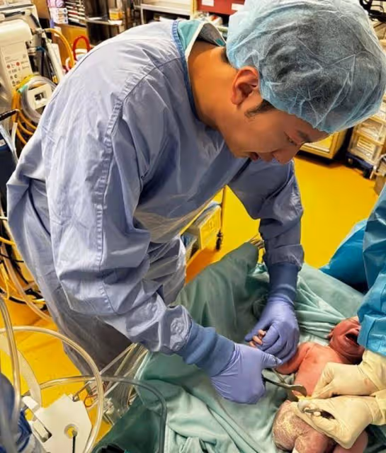 恭喜!香港知名男星當爸,妻子提前剖腹生子,親自進產房剪斷臍帶