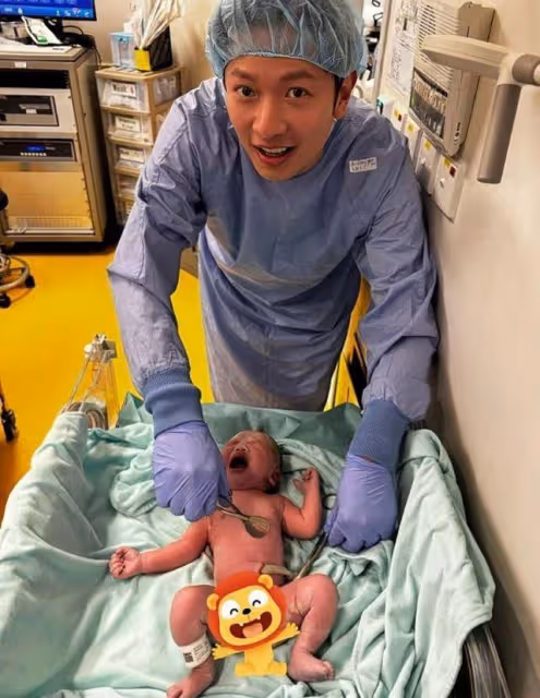 恭喜!香港知名男星當爸,妻子提前剖腹生子,親自進產房剪斷臍帶