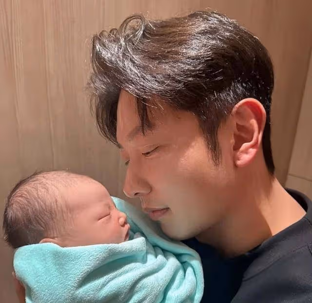 恭喜!香港知名男星當爸,妻子提前剖腹生子,親自進產房剪斷臍帶