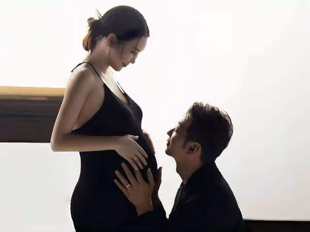 恭喜!香港知名男星當爸,妻子提前剖腹生子,親自進產房剪斷臍帶