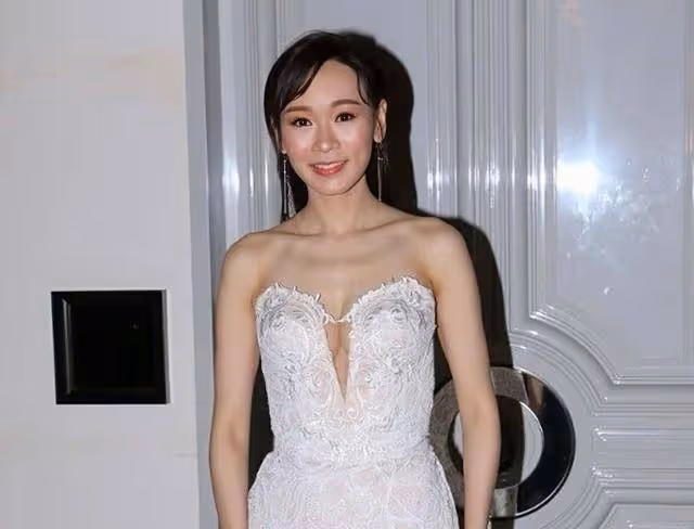 香港知名女星直播時痛哭,每天熬夜工作,疑未完成績效壓力太大
