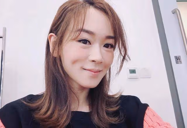香港知名女星直播時痛哭,每天熬夜工作,疑未完成績效壓力太大