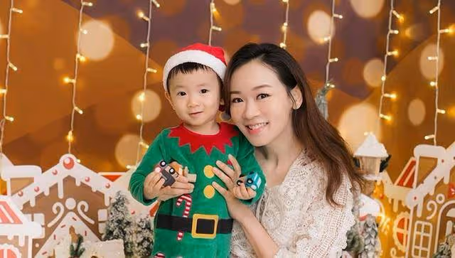 香港知名女星直播時痛哭,每天熬夜工作,疑未完成績效壓力太大
