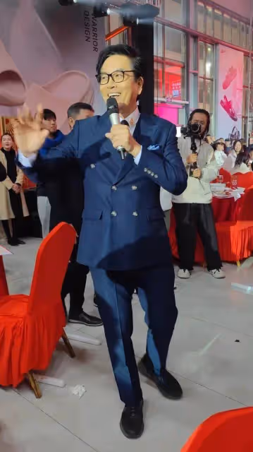 亞視一哥現身內地公司年會，保養得宜又親民，早年風評欠佳