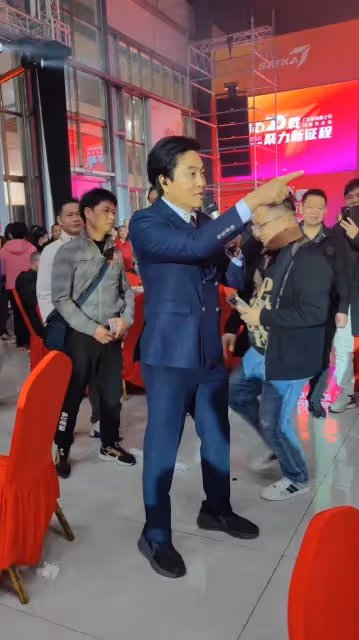 亞視一哥現身內地公司年會，保養得宜又親民，早年風評欠佳
