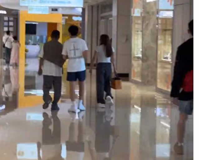 劉濤帶兒女聚餐，16歲紫嫣氣質像媽媽，體型像爸爸王珂！