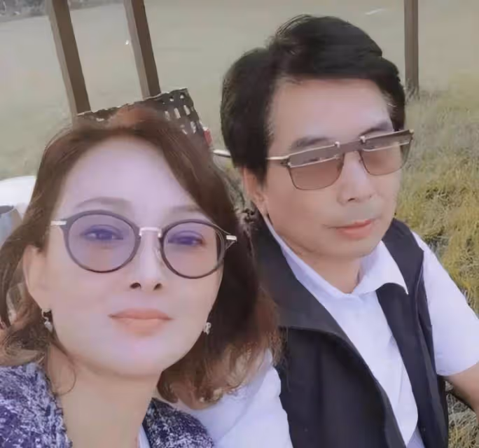 這一次，「老少戀」的殘酷現實，在52歲的牛莉身上體現得淋漓盡致