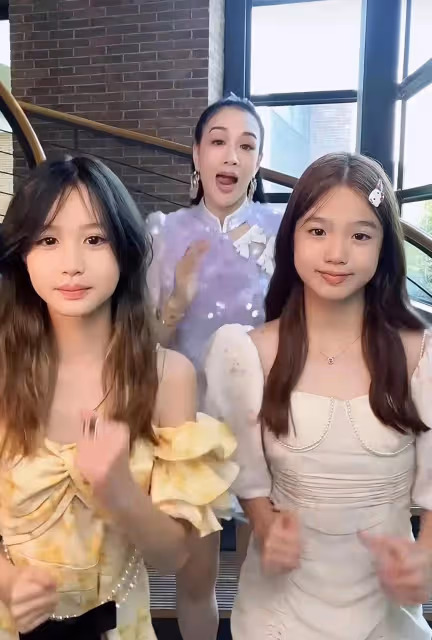 鍾麗緹16歲二女兒戀愛，曬多張男友照片，牽手躺床上摟懷裡各種曬