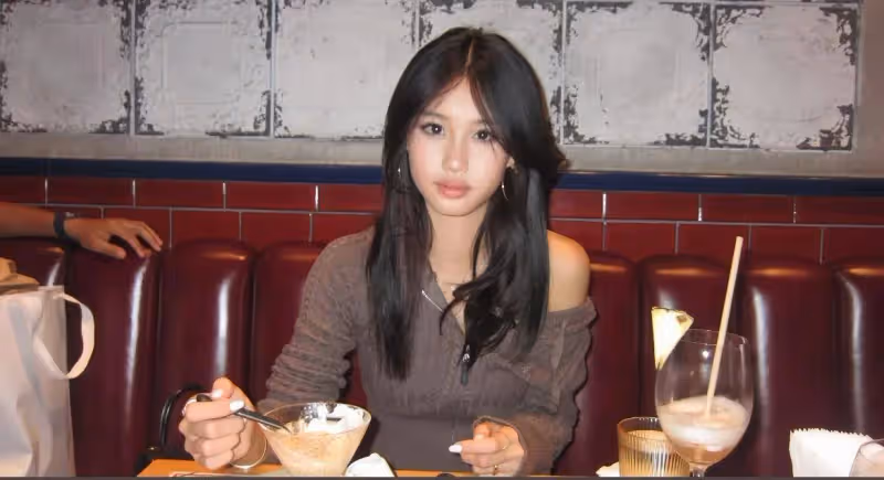鍾麗緹16歲二女兒戀愛，曬多張男友照片，牽手躺床上摟懷裡各種曬
