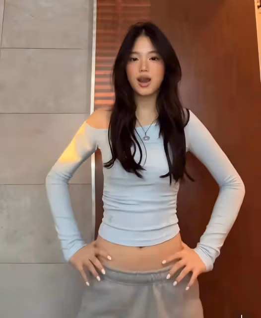 鍾麗緹16歲二女兒戀愛，曬多張男友照片，牽手躺床上摟懷裡各種曬