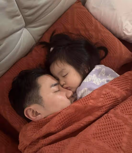TVB小生八個月大女兒眼角貼膠布引擔憂,妻子曝光原因揭露內情