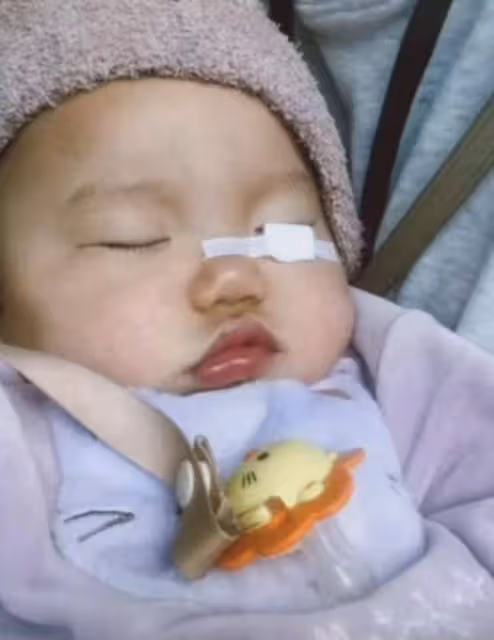 TVB小生八個月大女兒眼角貼膠布引擔憂,妻子曝光原因揭露內情