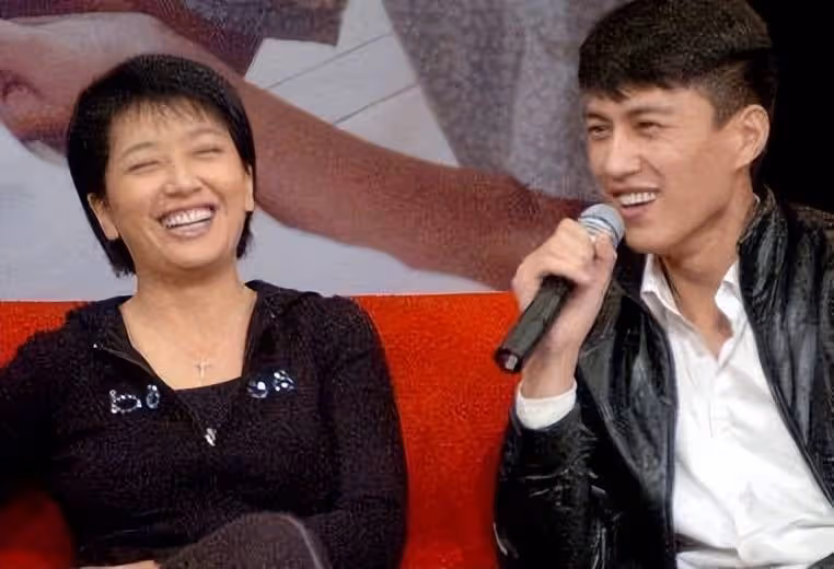 王志文、靳東都沒娶到的江珊,為什麼最後嫁給平平無奇的田小潔?
