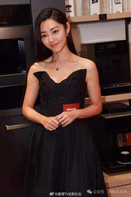 衛詩雅婚前解脫谷胸現身!赴柬埔寨探助養兒童母性爆發