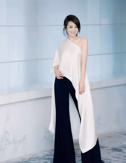 鄒偉與閆妮離婚18年,他再婚生子獲幸福,她情路坎坷至今未婚