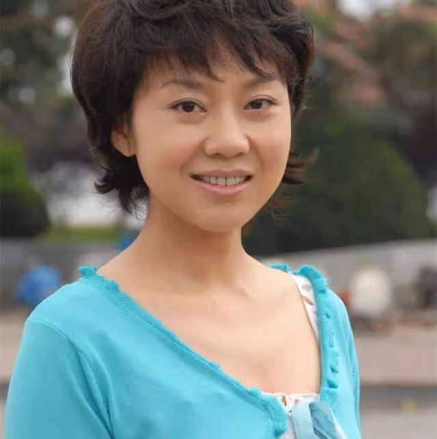 鄒偉與閆妮離婚18年,他再婚生子獲幸福,她情路坎坷至今未婚