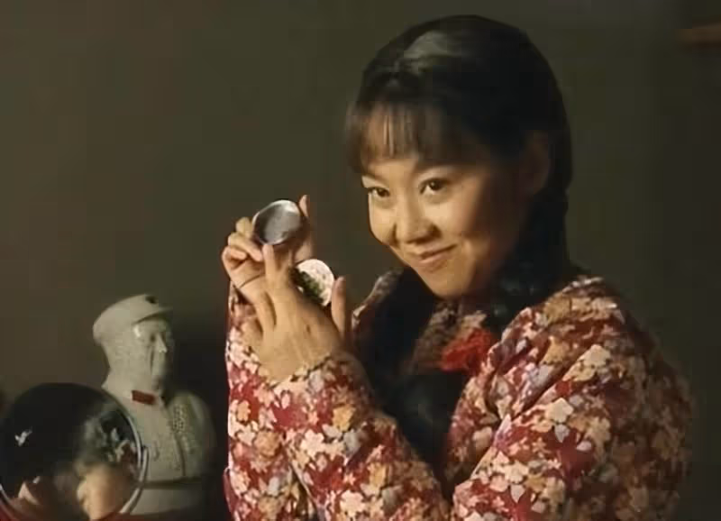 鄒偉與閆妮離婚18年,他再婚生子獲幸福,她情路坎坷至今未婚