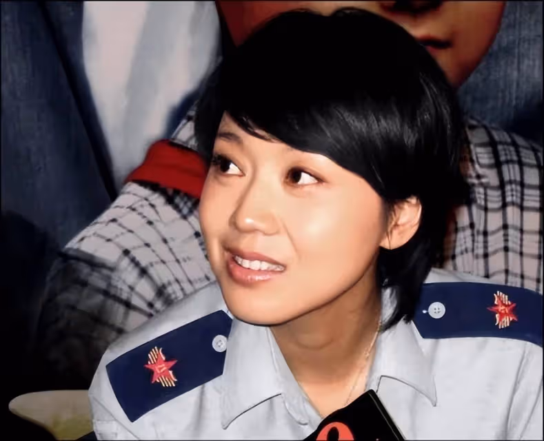 鄒偉與閆妮離婚18年，他再婚生子獲幸福，她情路坎坷至今未婚