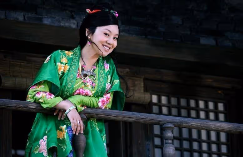 鄒偉與閆妮離婚18年,他再婚生子獲幸福,她情路坎坷至今未婚
