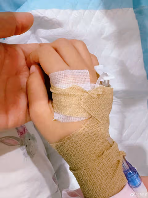 張傑三個女兒同時住院輸液,謝娜偷偷哭鼻子,寶貝手上扎針惹人憐