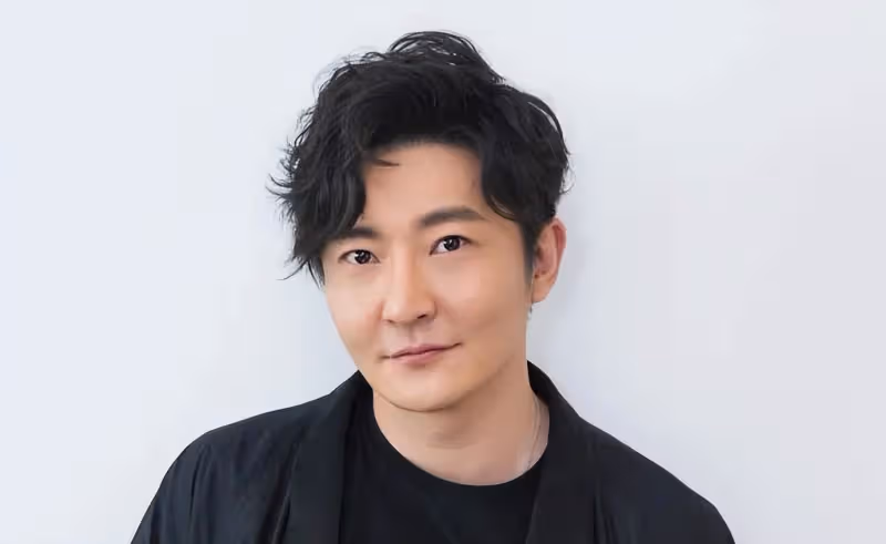 「老男孩」郭京飛,與鮑莉閃婚,17年寵妻如寶,今一家三口很幸福