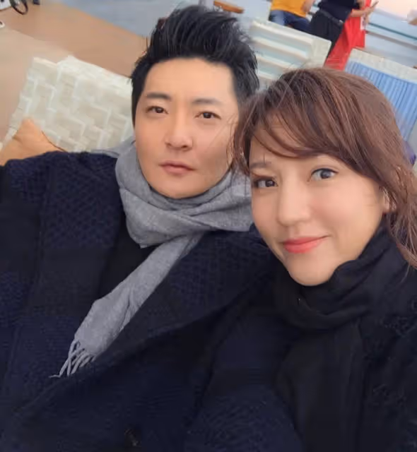 「老男孩」郭京飛,與鮑莉閃婚,17年寵妻如寶,今一家三口很幸福