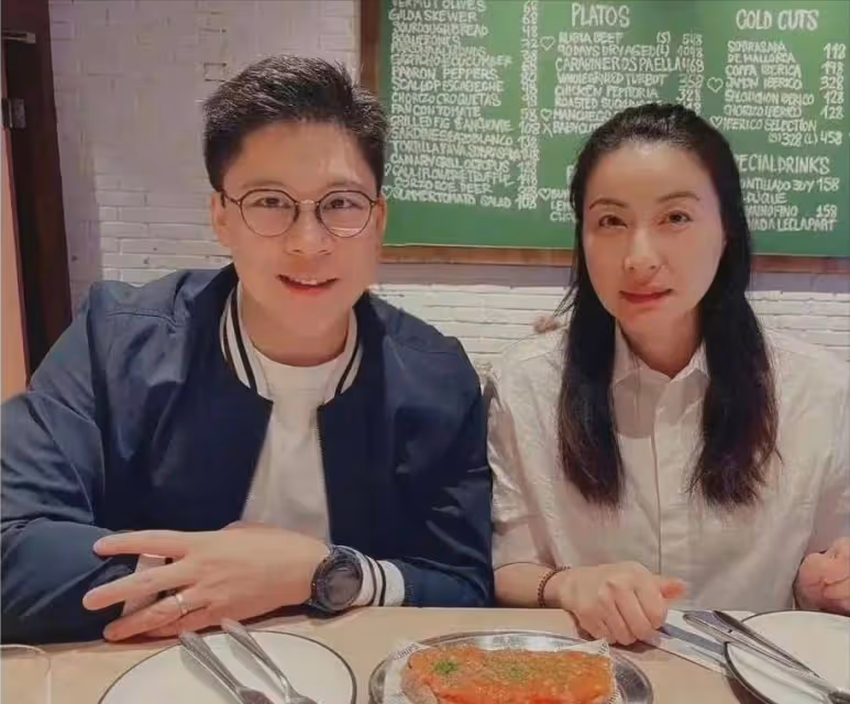 霍啟剛每次出門牽著郭晶晶,本以為是在秀恩愛,背後原因令人心疼
