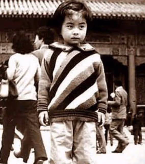 霍啟剛每次出門牽著郭晶晶,本以為是在秀恩愛,背後原因令人心疼