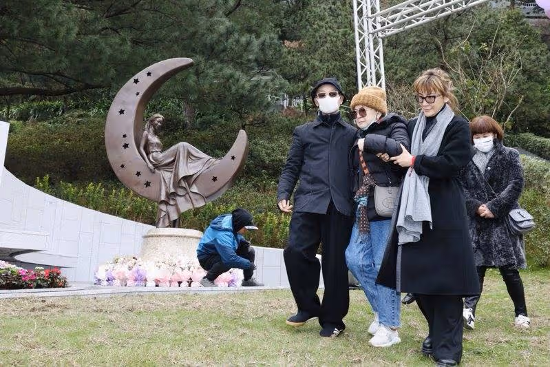 李玟50歲冥誕,第二座雕像揭幕和高以翔相鄰,87歲媽媽哭成淚人
