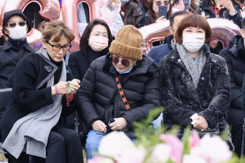 李玟50歲冥誕,第二座雕像揭幕和高以翔相鄰,87歲媽媽哭成淚人