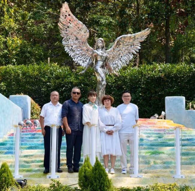 李玟50歲冥誕,第二座雕像揭幕和高以翔相鄰,87歲媽媽哭成淚人